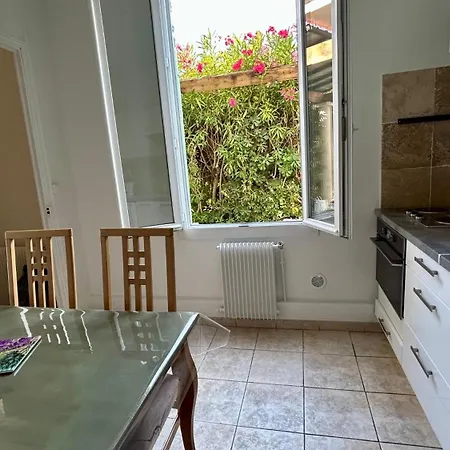 Oasis De Verdure En Centre-ville - Jacuzzi Prive